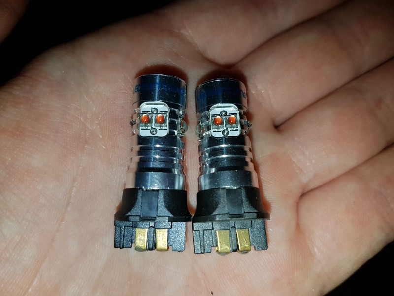 IMG-20170629-WA0034.jpg (173.77 KiB) Visto 36494 veces Foto 1. Bombillas PWY24W