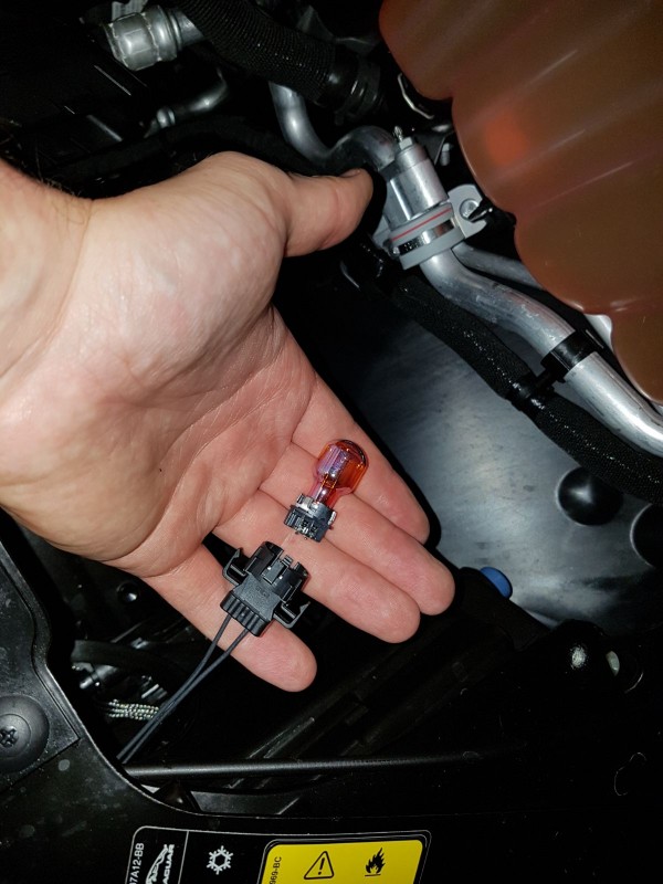 IMG-20170629-WA0060.jpg (193.32 KiB) Visto 36491 veces Foto 8. Sustitución bombilla por led.