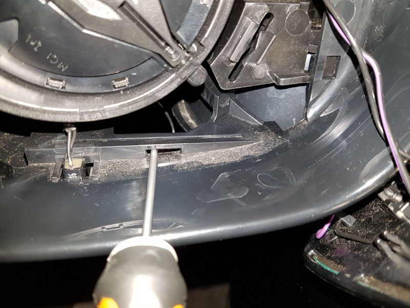 IMG-20170629-WA0068.jpg (244.35 KiB) Visto 36495 veces Foto 17. Pestaña desmontaje plafón espejo.