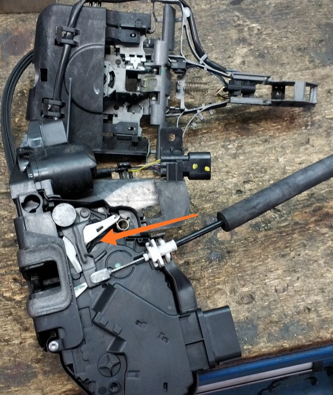 IMG_20181108_155708.jpg (1.39 MiB) Visto 19667 veces Aquí parece que está el fallo, la pieza blanca no acaba de girar del todo.