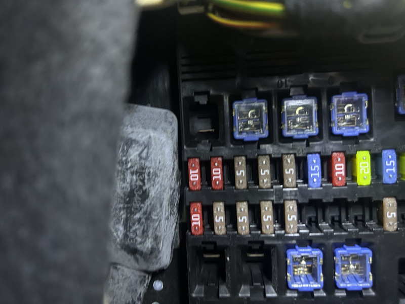 IMG_8403.jpeg (2.15 MiB) Visto 14065 veces Es el segundo a la derecha empezando por la derecha arriba.